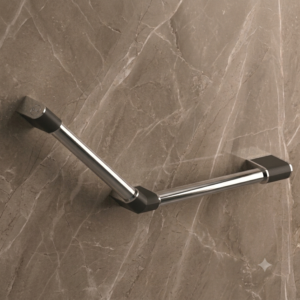 Barre d’appui Onyx 2 AKW coudée à 135 degrés avec finition chromée et caches texturés carbone, installée sur un mur effet marbre brun.