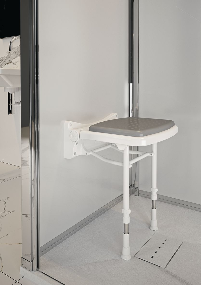 Siège de douche compact Série 2000 gris AKW avec pied réglable pour espace de douche réduit.
