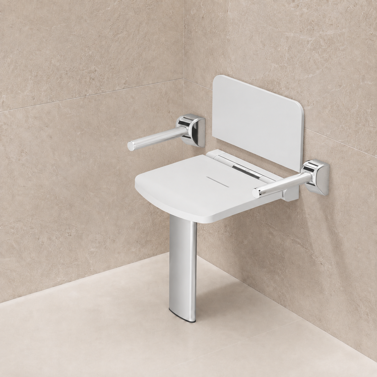 Siège de douche Onyx blanc AKW avec dossier et accoudoirs pour une douche accessible PMR.