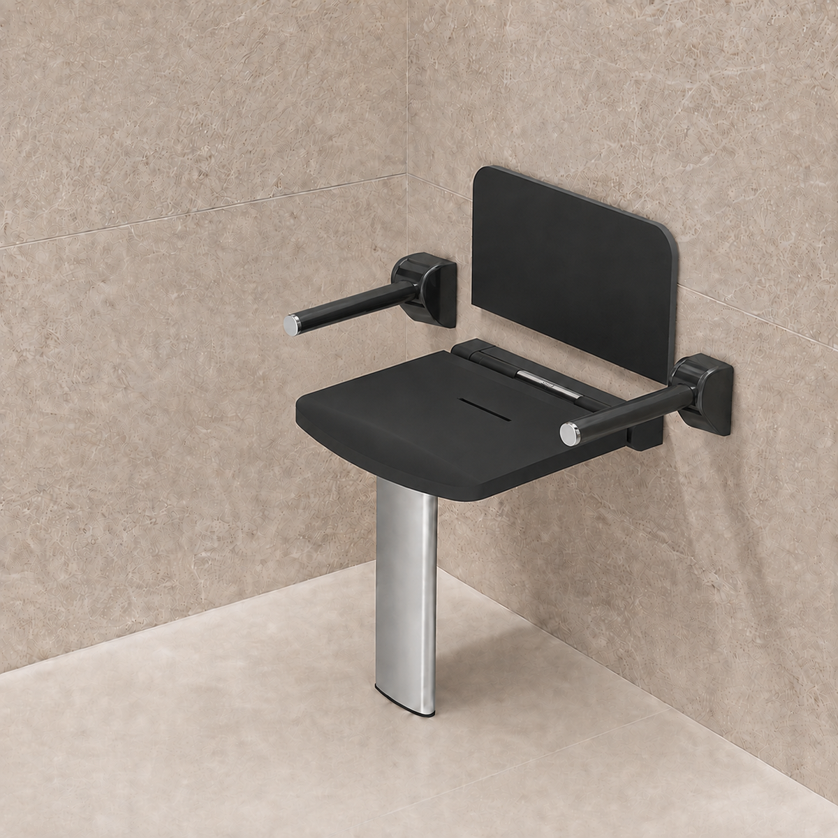 Siège de douche Onyx noir AKW avec dossier et accoudoirs noirs installé dans une douche PMR.