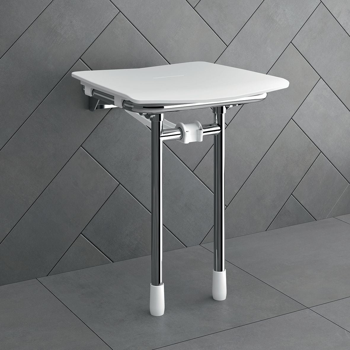 Siège de douche Rugao blanc AKW avec assise relevable et pieds de soutien.
