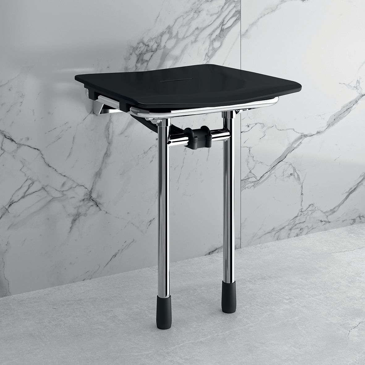 Siège de douche Rugao gris anthracite AKW avec assise relevable et pieds de soutien.