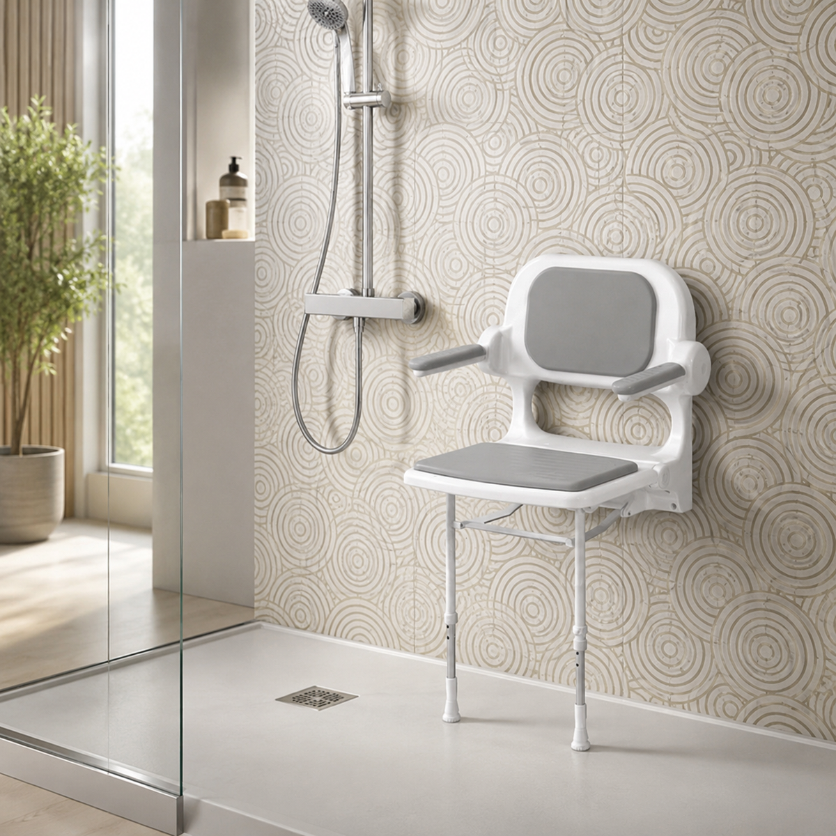 Siège de douche Série 2000 gris AKW avec dossier, accoudoirs et pieds réglables.