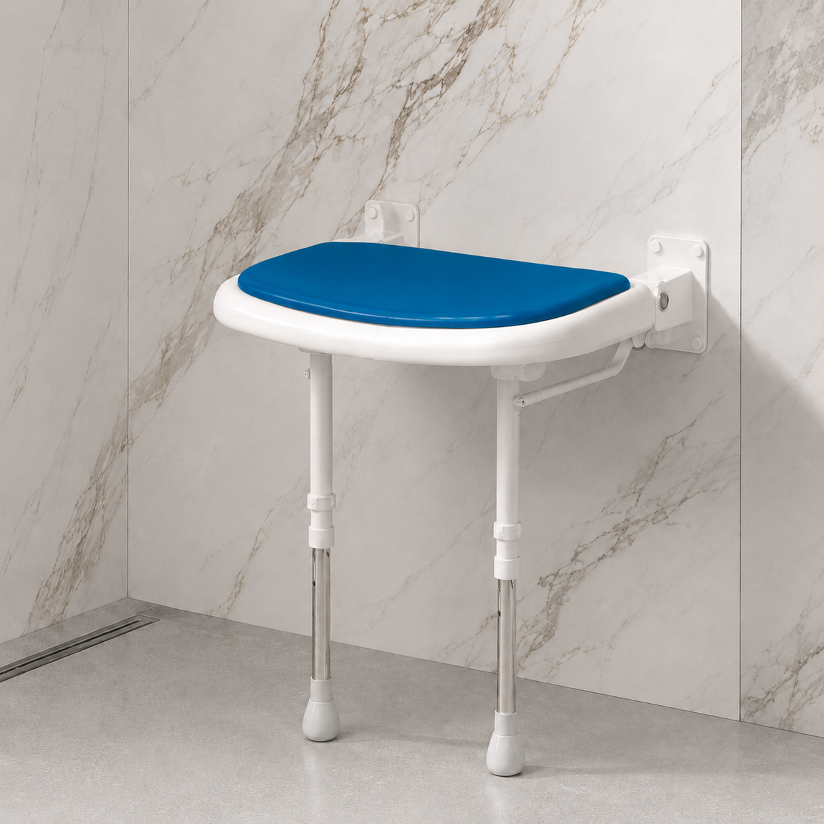 Siège de douche Série 4000 XL AKW avec coussin bleu et pieds réglables pour salle de bains PMR.