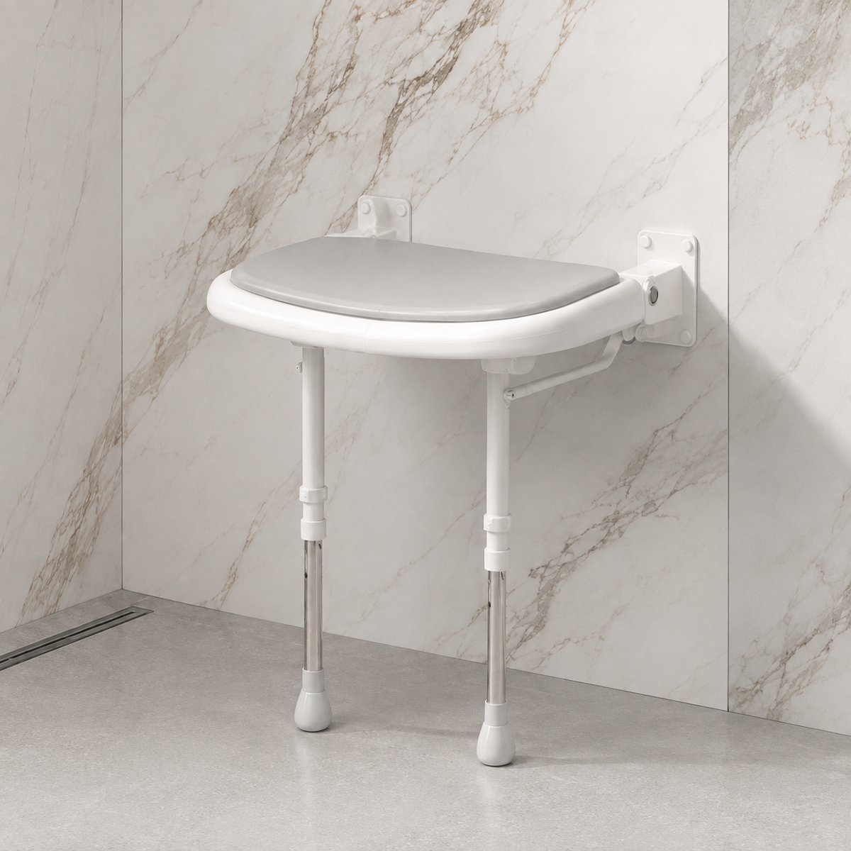 Siège de douche Série 4000 XL gris AKW avec assise rembourrée et pieds réglables.