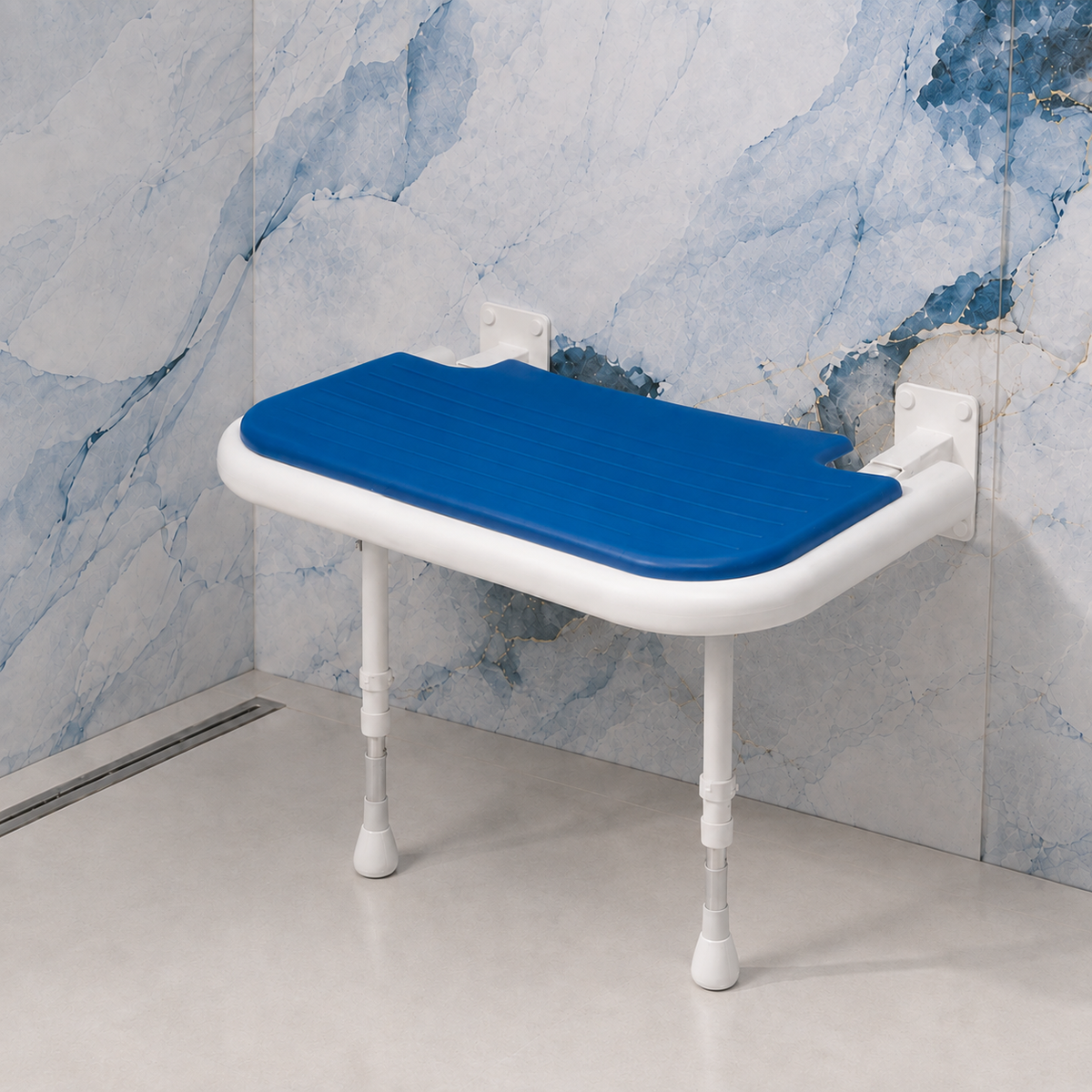 Siège de douche Série 4000 XXL AKW avec coussin d’assise bleu et pieds réglables.
