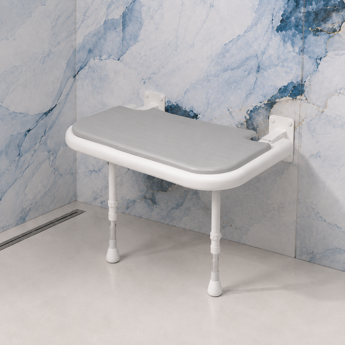 Siège de douche Série 4000 XXL gris AKW avec assise rembourrée et pieds réglables.