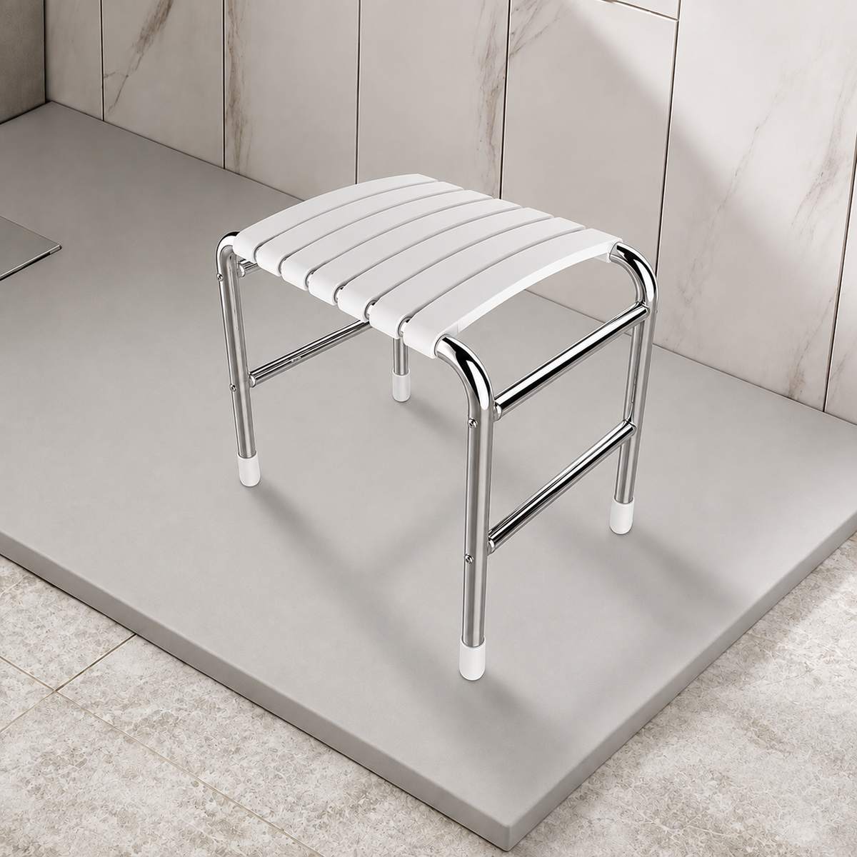 Tabouret de douche Bama blanc AKW avec assise à lattes et pieds réglables.