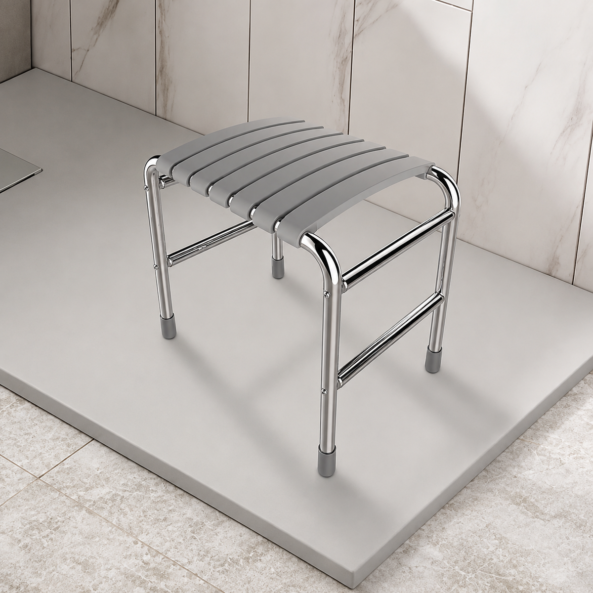 Tabouret de douche Bama gris AKW avec assise à lattes et pieds réglables.