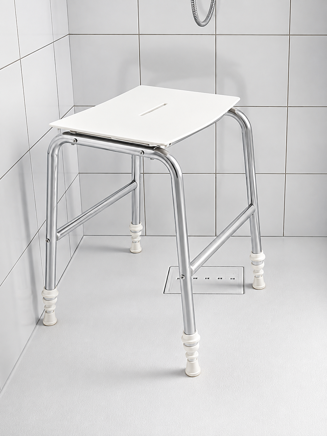 Tabouret de douche Rugao blanc AKW avec pieds réglables et assise compacte.