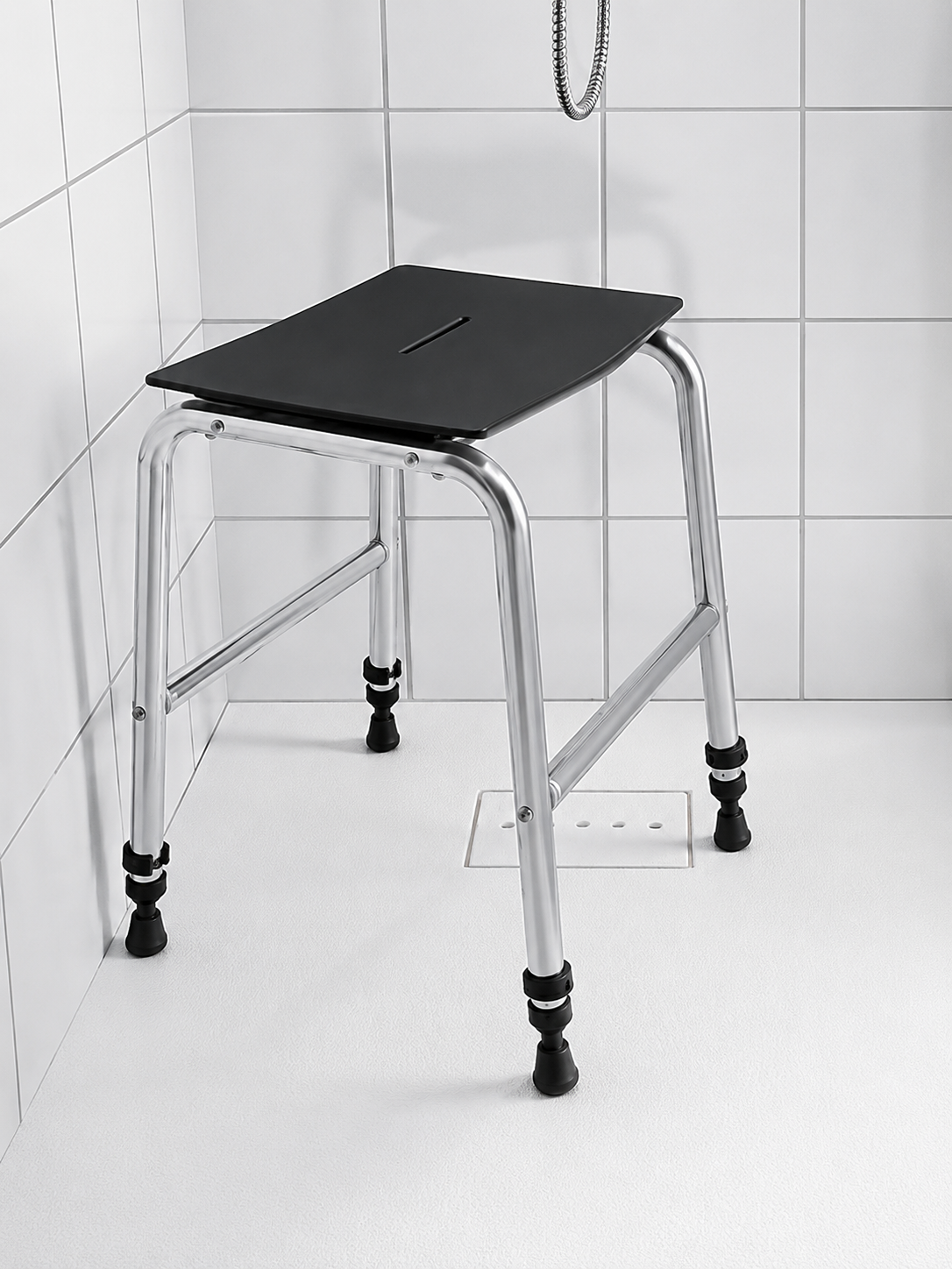 Tabouret de douche Rugao gris anthracite AKW avec pieds réglables et assise compacte.