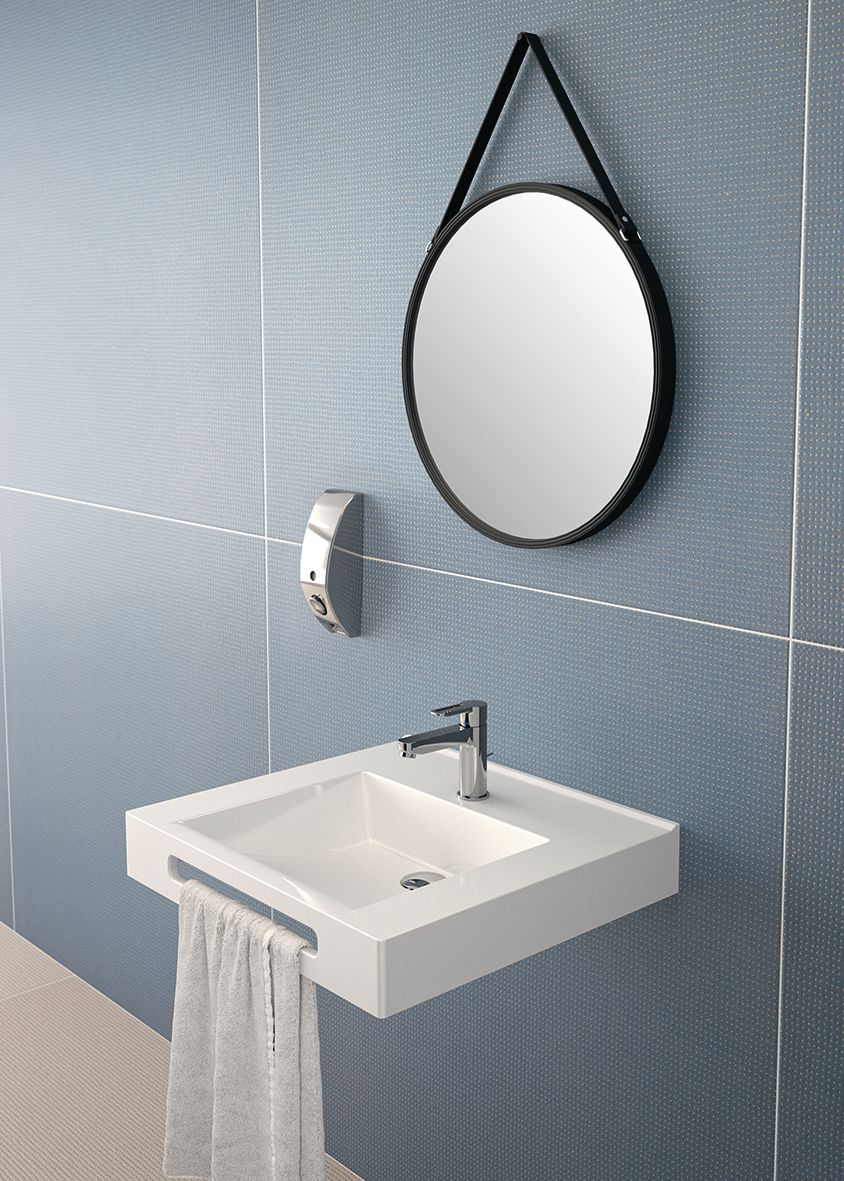 Vasque Onyx blanche AKW installée dans une salle de bains accessible PMR.