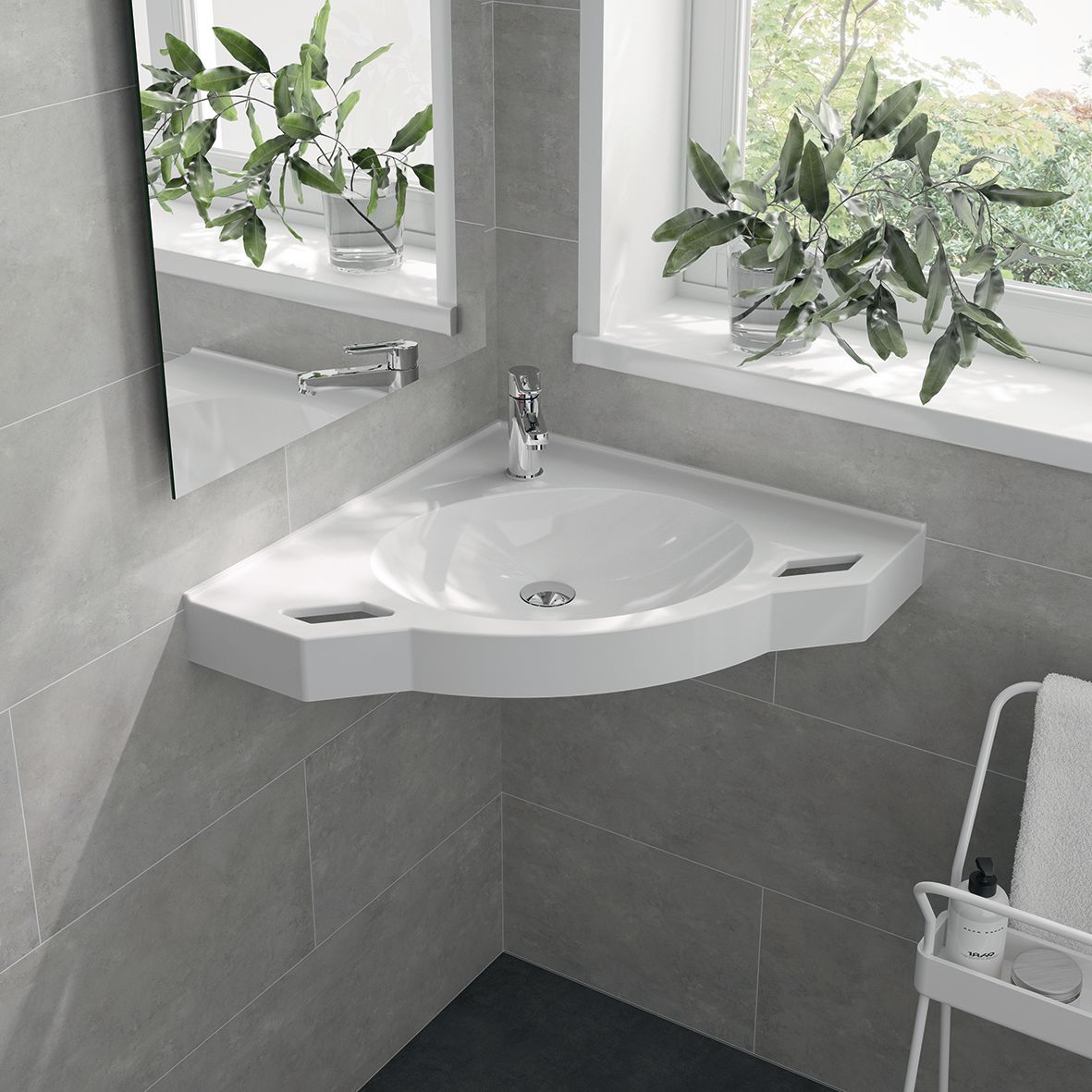 Vasque Radius blanche AKW en angle avec poignées de préhension latérales pour utilisateur PMR.